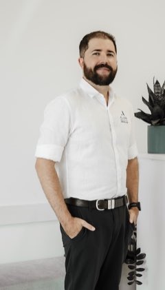 Dr Altus van den Heever